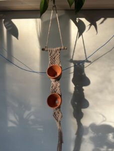 Handgemaakte macrame plantenhanger voor twee terracotta potjes